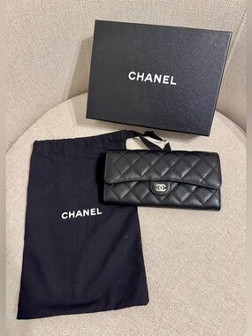 CHANEL
Caviar Quilted Large Gusset Flap Wallet Black/Burgund Timeless Classic L-